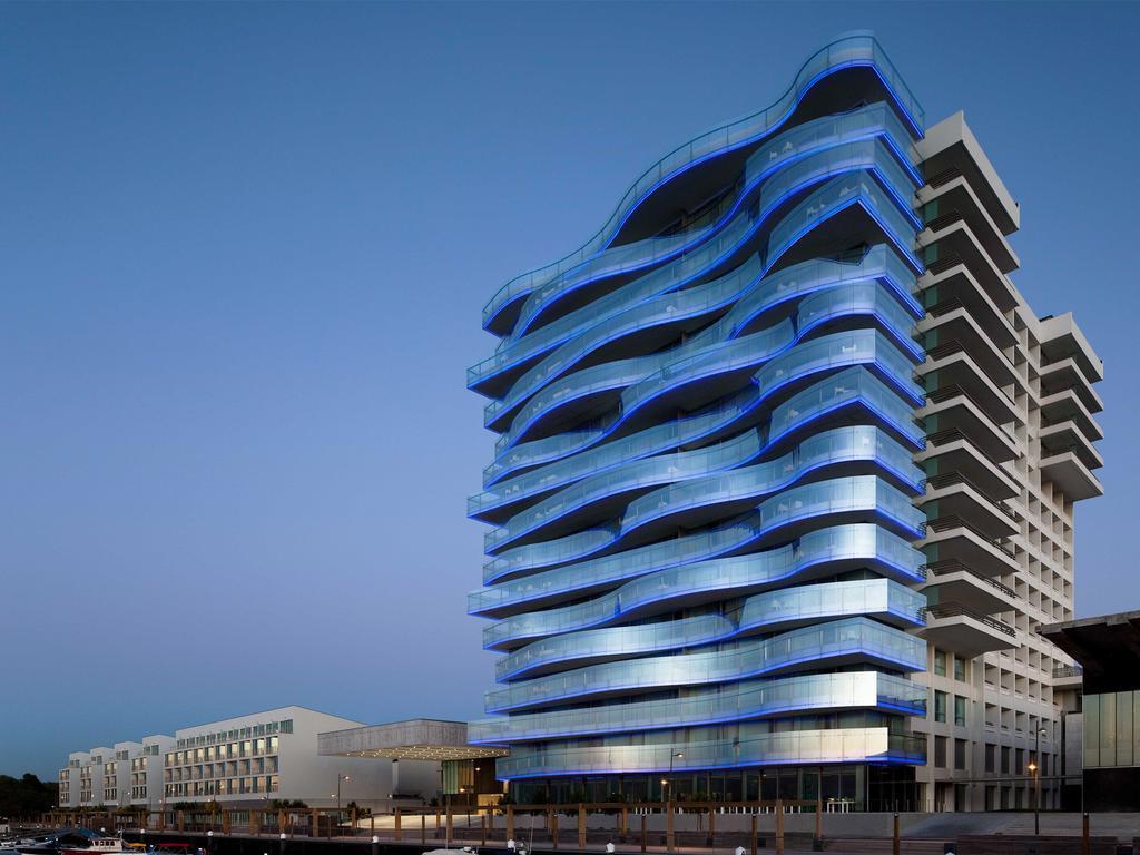 Troia Design Hotel Bagian luar foto The hotel at night