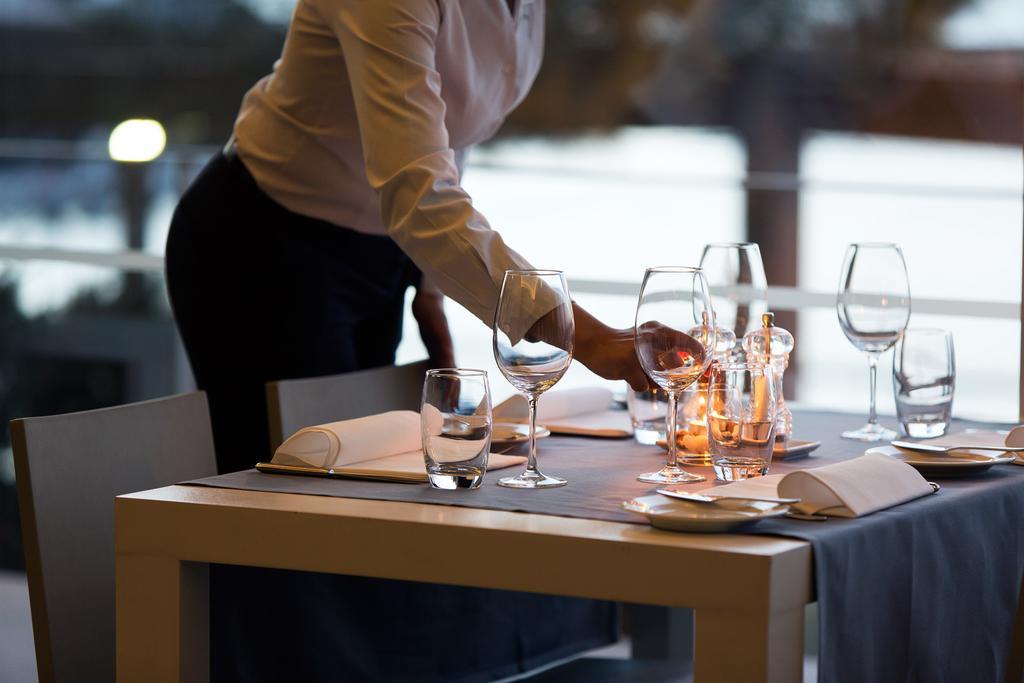 Troia Design Hotel Bagian luar foto A restaurant hostess seating guests