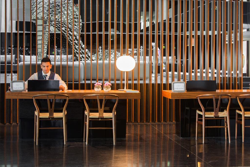 Troia Design Hotel Bagian luar foto Concierge at the lobby of the hotel
