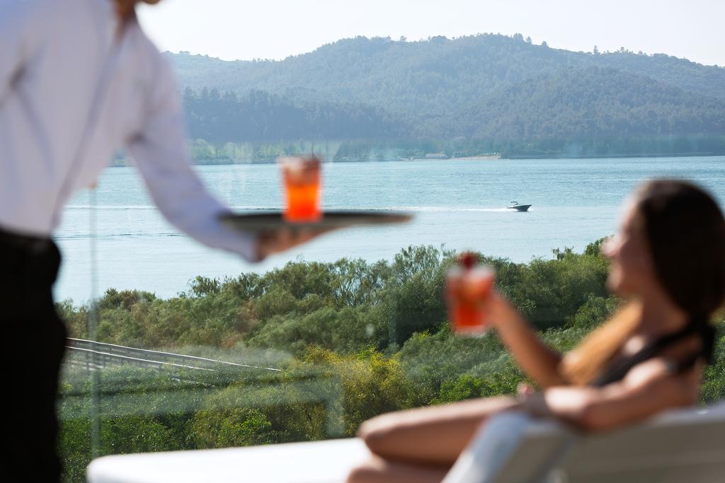 Troia Design Hotel Bagian luar foto A butler serving drinks