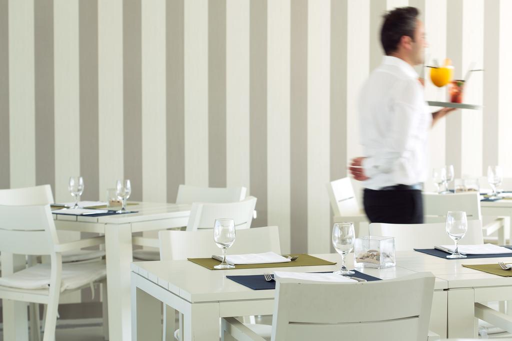 Troia Design Hotel Bagian luar foto A waiter serving drinks
